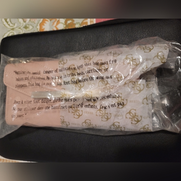 ❌️SOLD 🟣2/$40 - NWT GUESS PHONE WALLET / WRISTLET - Picture 4 of 4